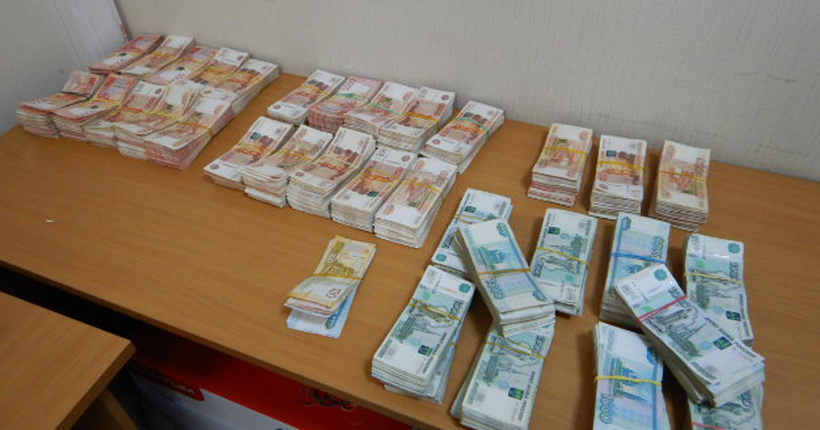 Пассажир новосибирского аэропорта пытался вывезти в багаже 25 млн рублей