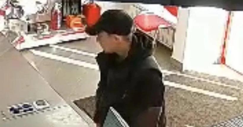 В Новосибирске разыскивается мужчина, совершивший кражу в строительном магазине