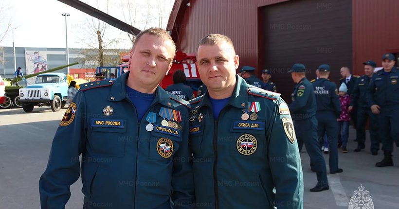 Водитель пожарного автомобиля МЧС спас двух братьев-рыбаков в Новосибирской области