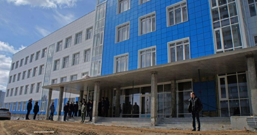 Депутаты заксобрания побывали на стройке поликлиники в Кировском районе Новосибирска