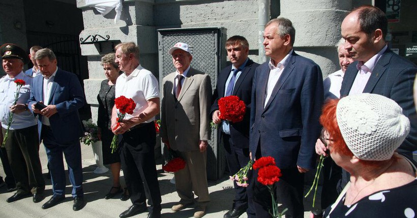 Депутаты новосибирского заксобрания приняли участие в открытии мемориальной доски памяти Вячеслава Журавлёва