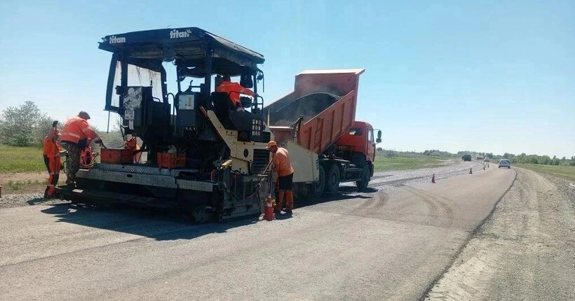 На трассе в Карасукском районе Новосибирской области уложили первый слой асфальта