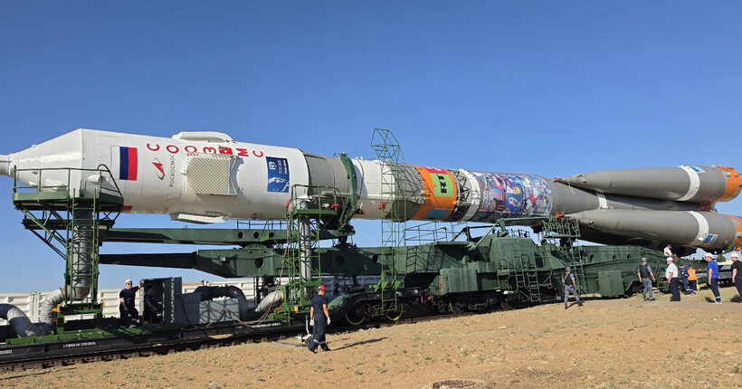 Ракету с кораблём для космонавта из Новосибирска Анны Кикиной доставили на старт