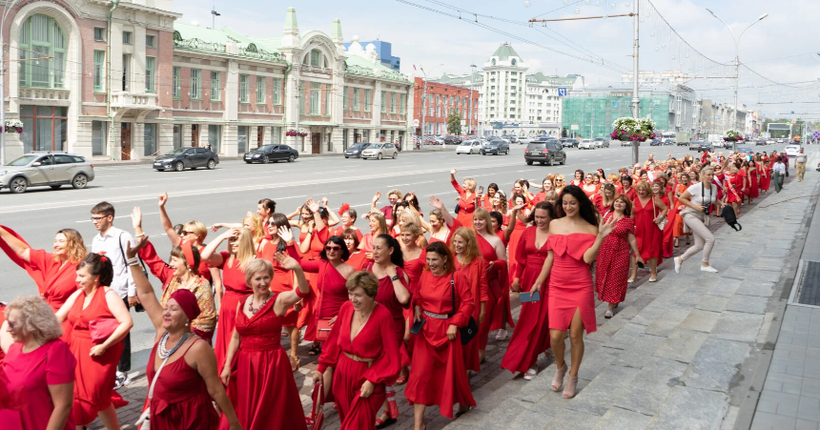 200 женщин в красных нарядах выстроятся в «Сердце мира» в центре Новосибирска