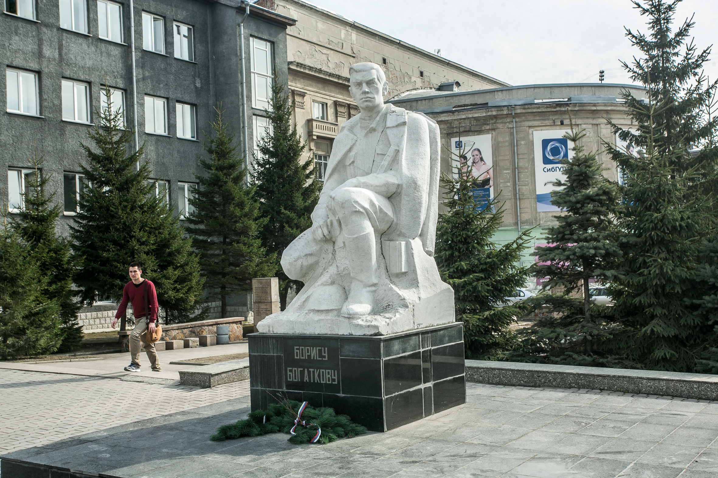 Памятник Борису Богаткову в Новосибирске на улице Кирова
