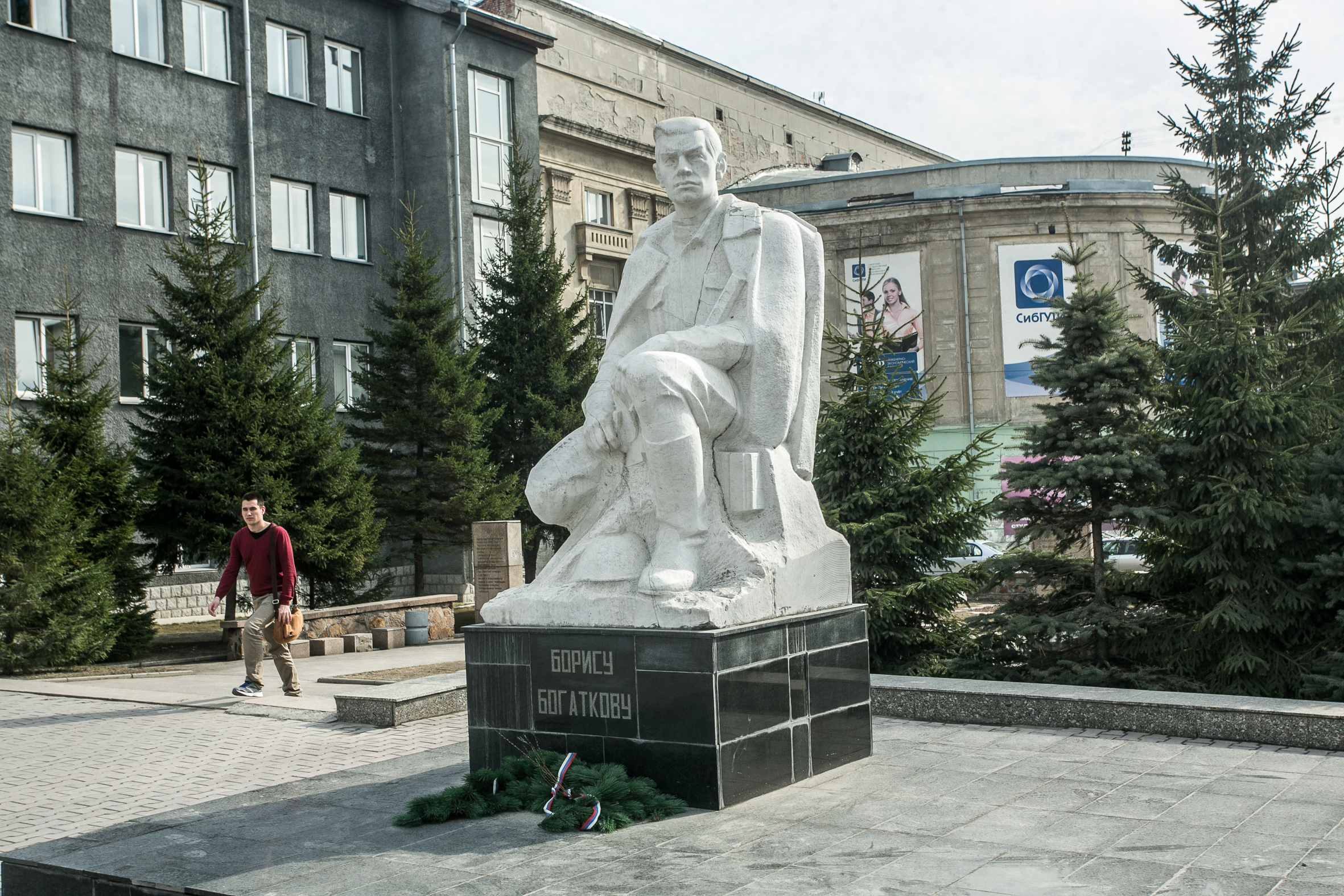 Памятники б. Памятник Борису Богаткову в Новосибирске. Памятник Бориса Богаткова. Борис Богатков памятник Новосибирск. Памятник Борису Богаткову в Новосибирске на улице Кирова.