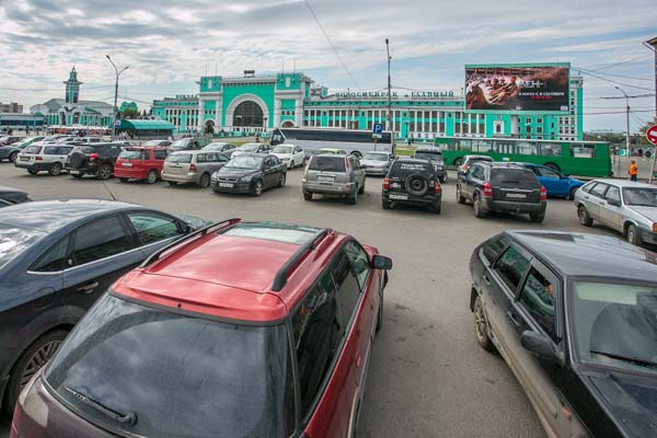 Парковка на вокзале. Стоянка у ЖД вокзала Киров. ЖД вокзал Киров парковка. ЖД вокзал Новосибирск парковка. Платная парковка Новосибирск вокзал.