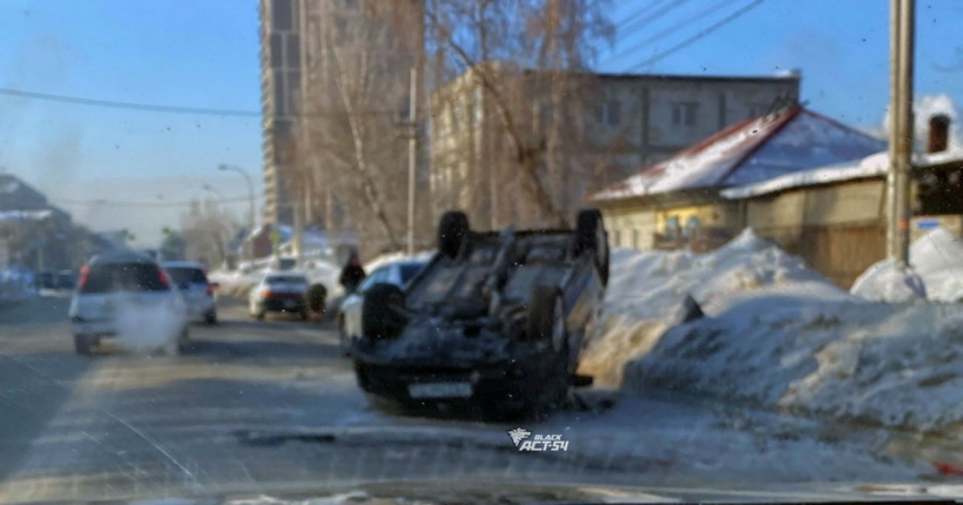 перевёрнутая машина после ДТП