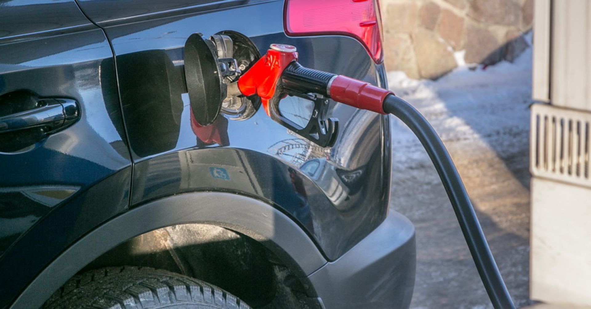 заправка машины на АЗС