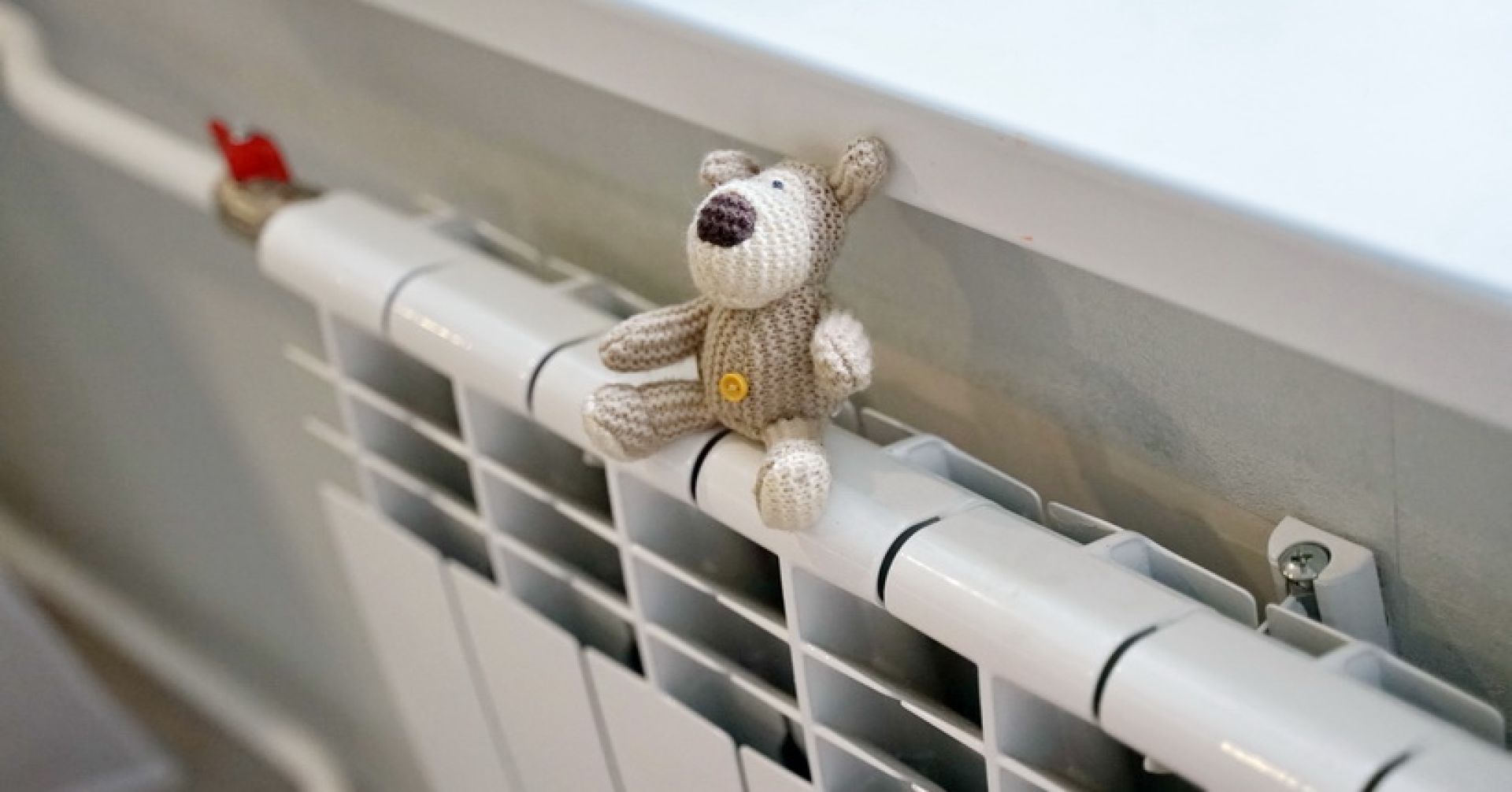 вязаная игрушка на батарее