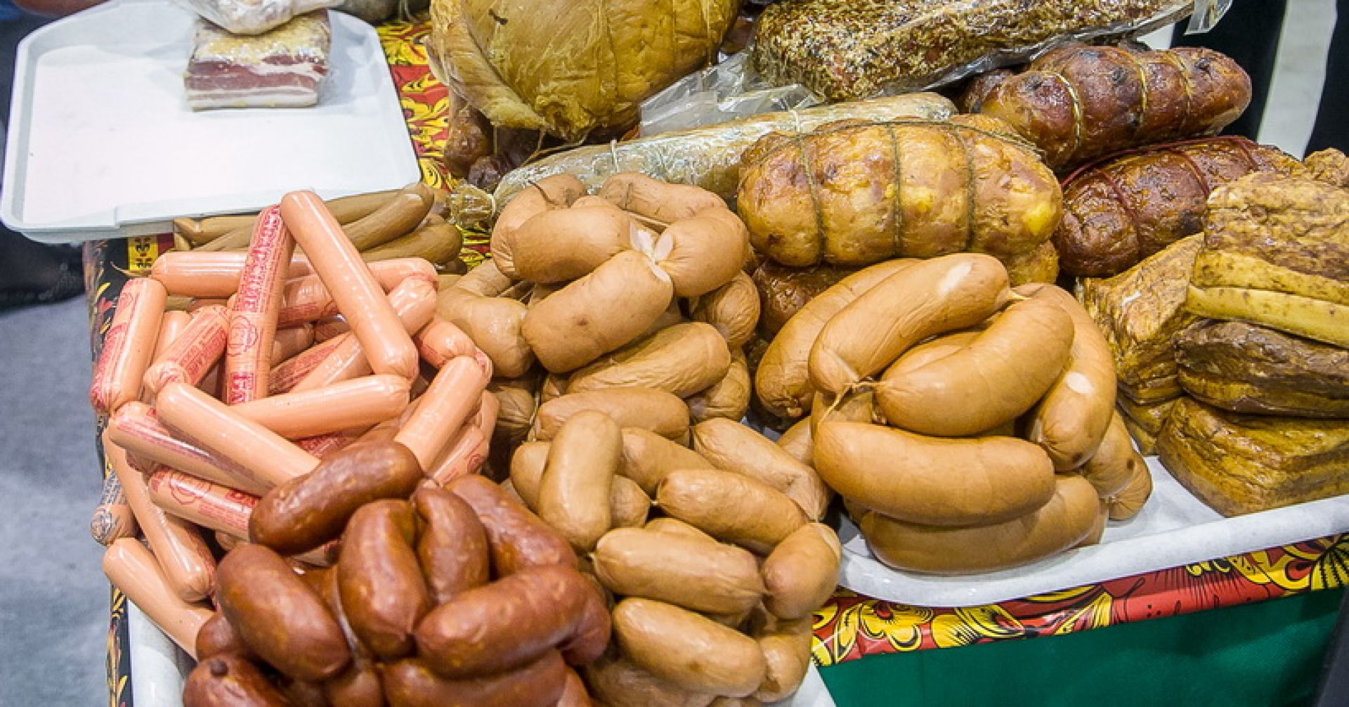 прилавок с колбасой