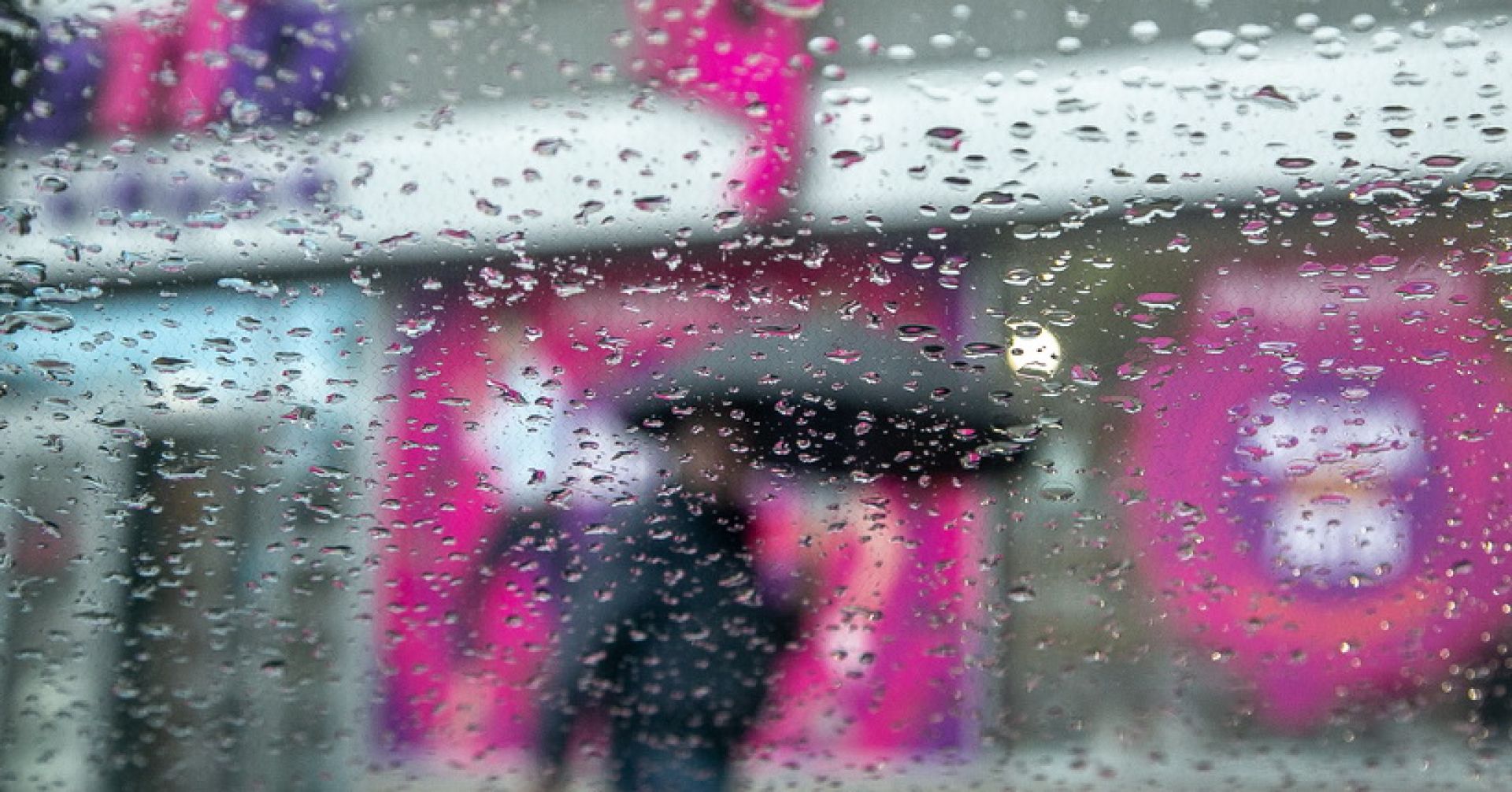 стекло в каплях дождя