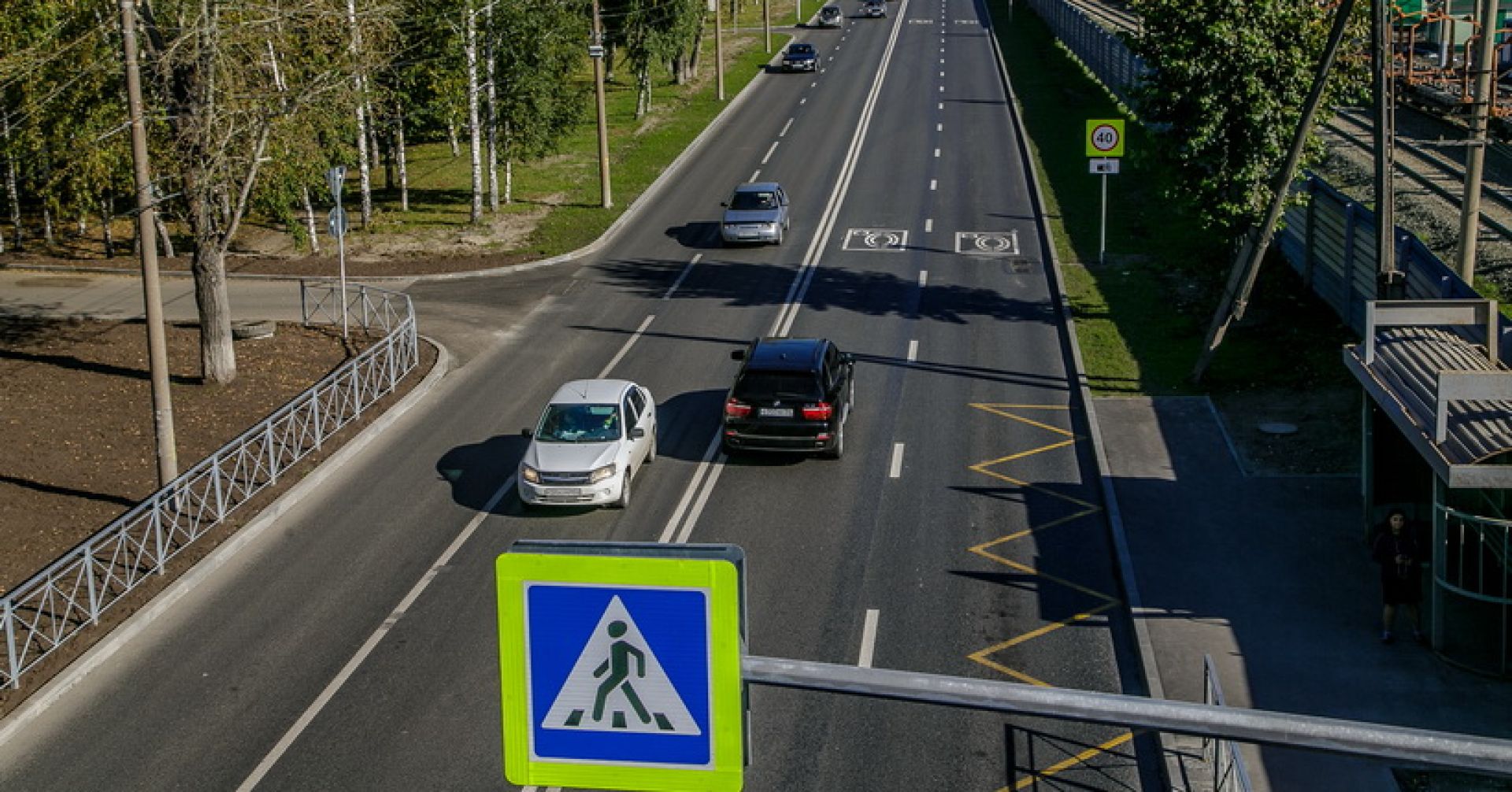 вид сверху на дорогу