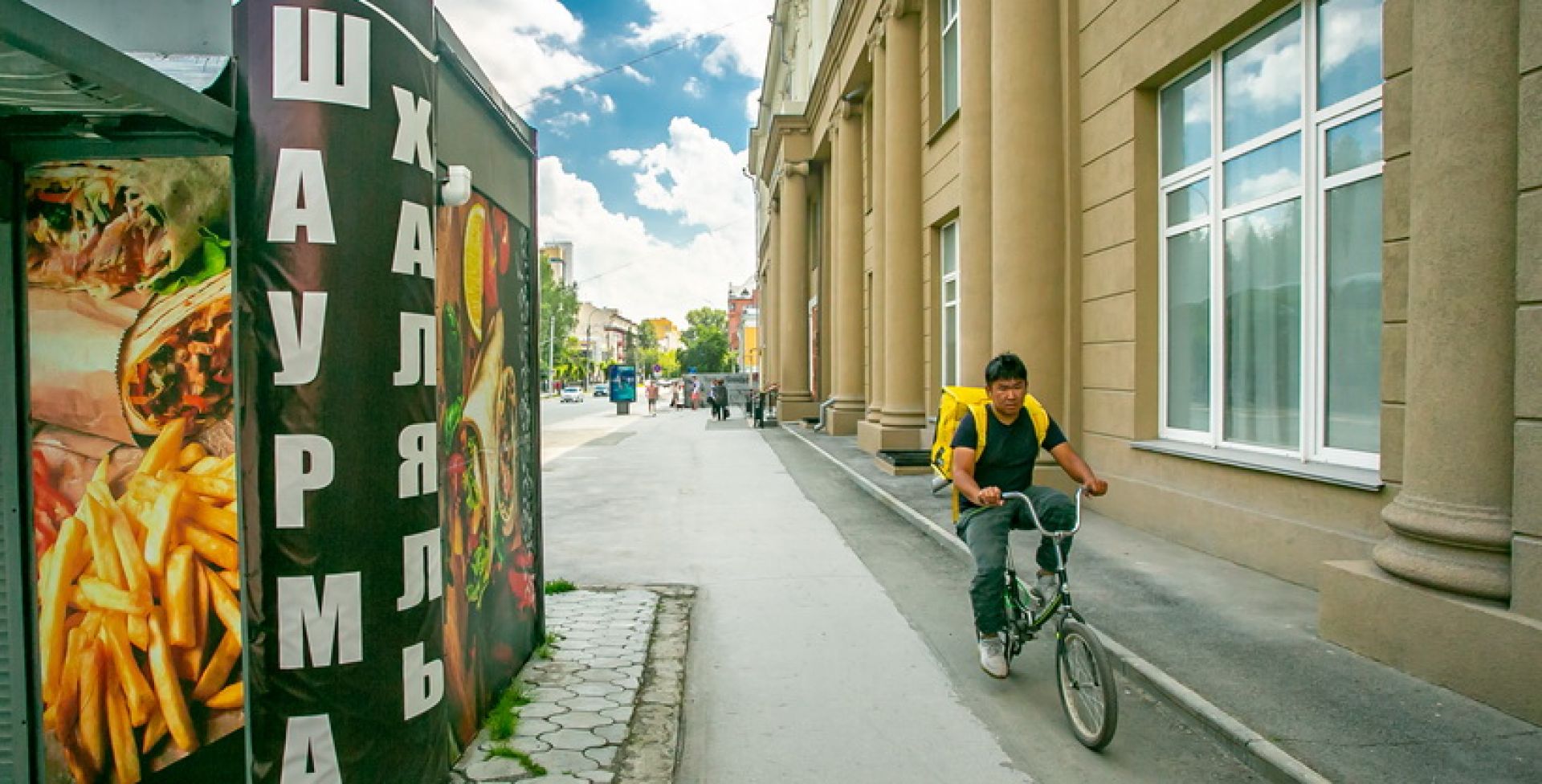 киоск с шаурмой и доставщик еды