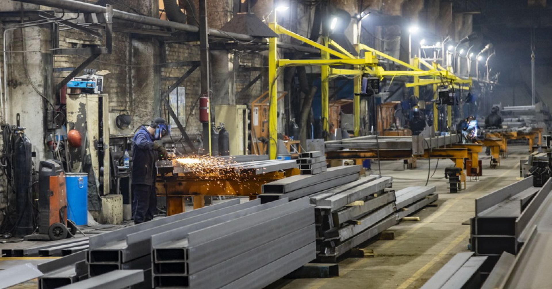 сварщик на заводе