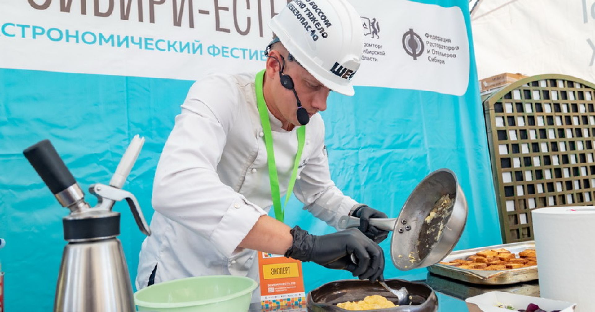 повар готовит еду