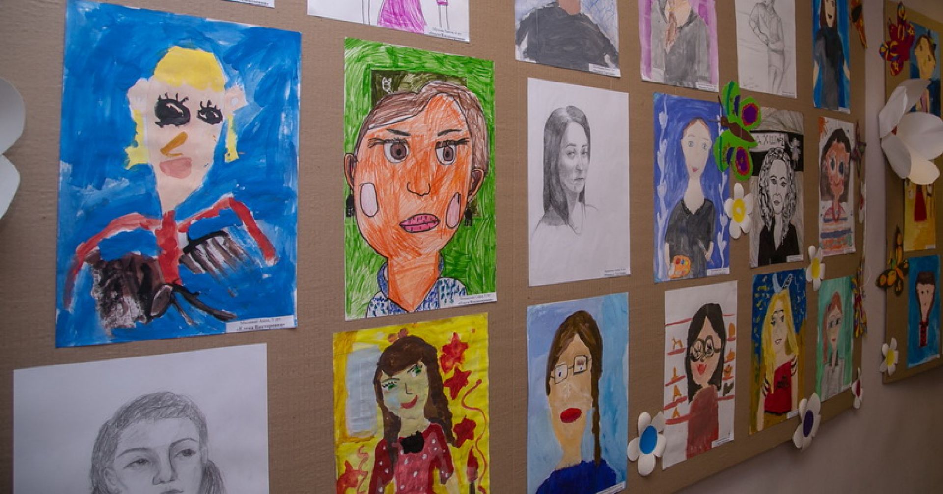 детские рисунки на стене