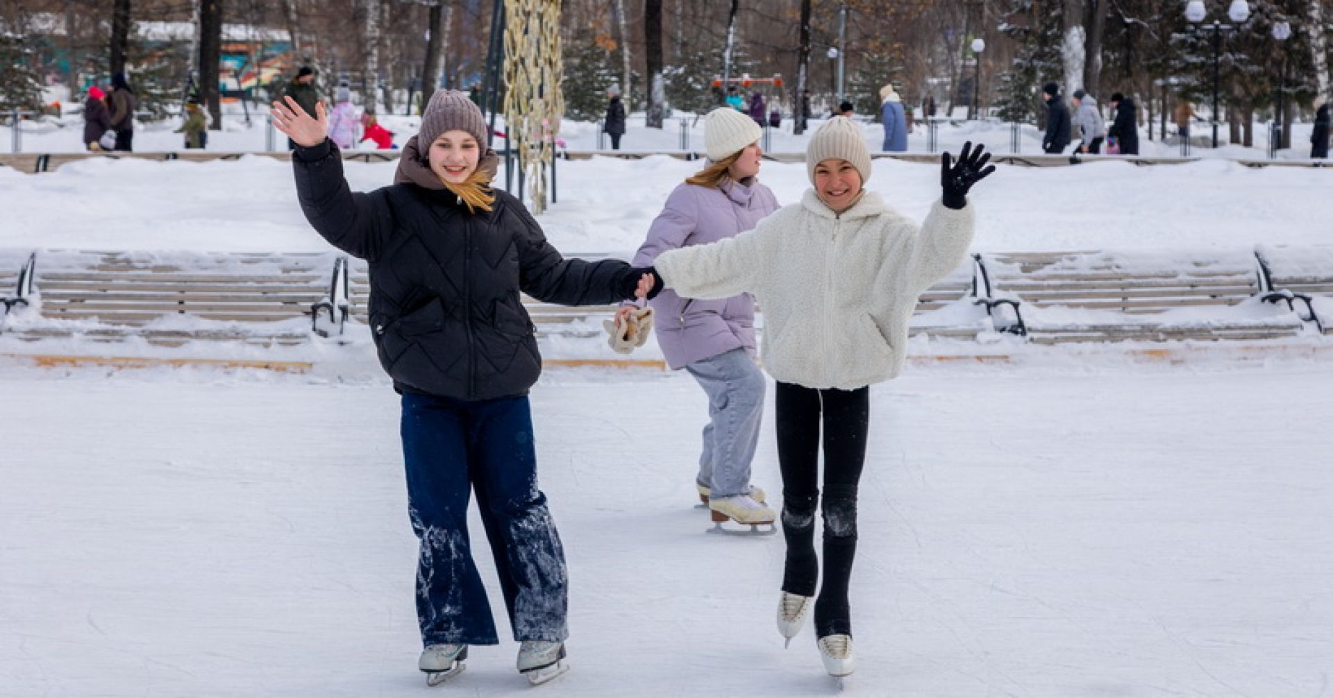подростки на катке