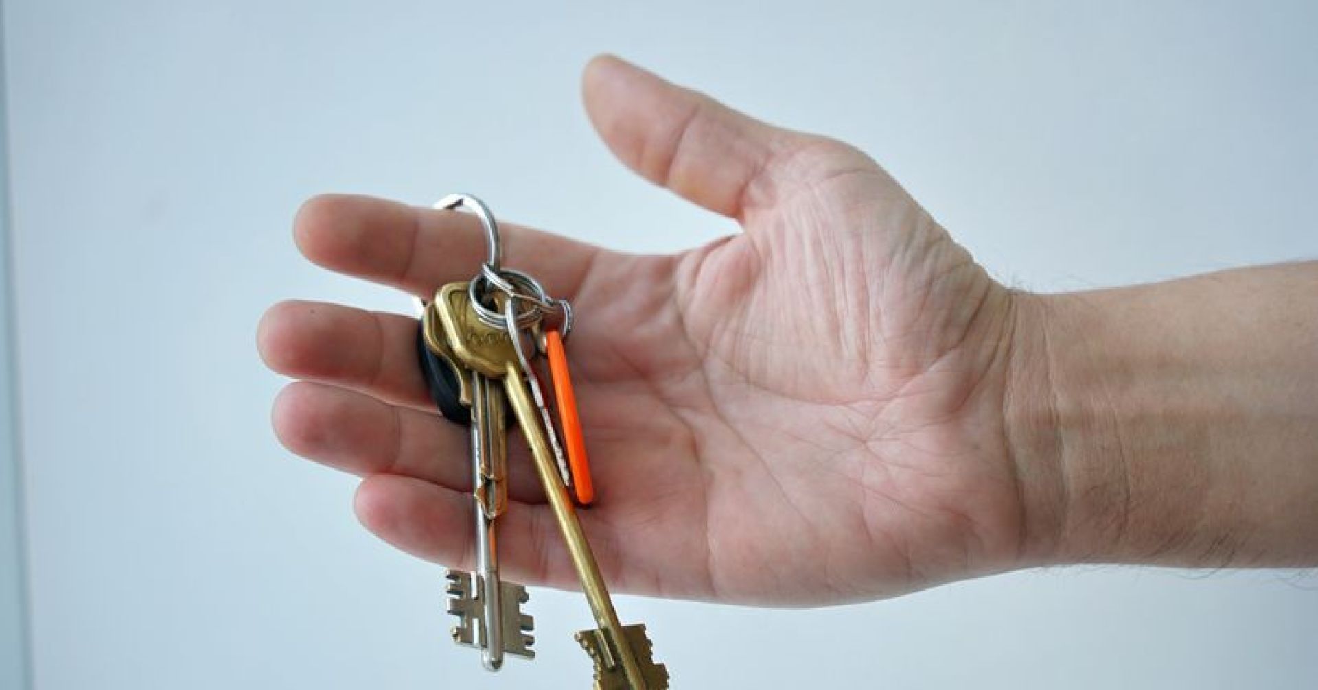 ключи от квартиры в руке