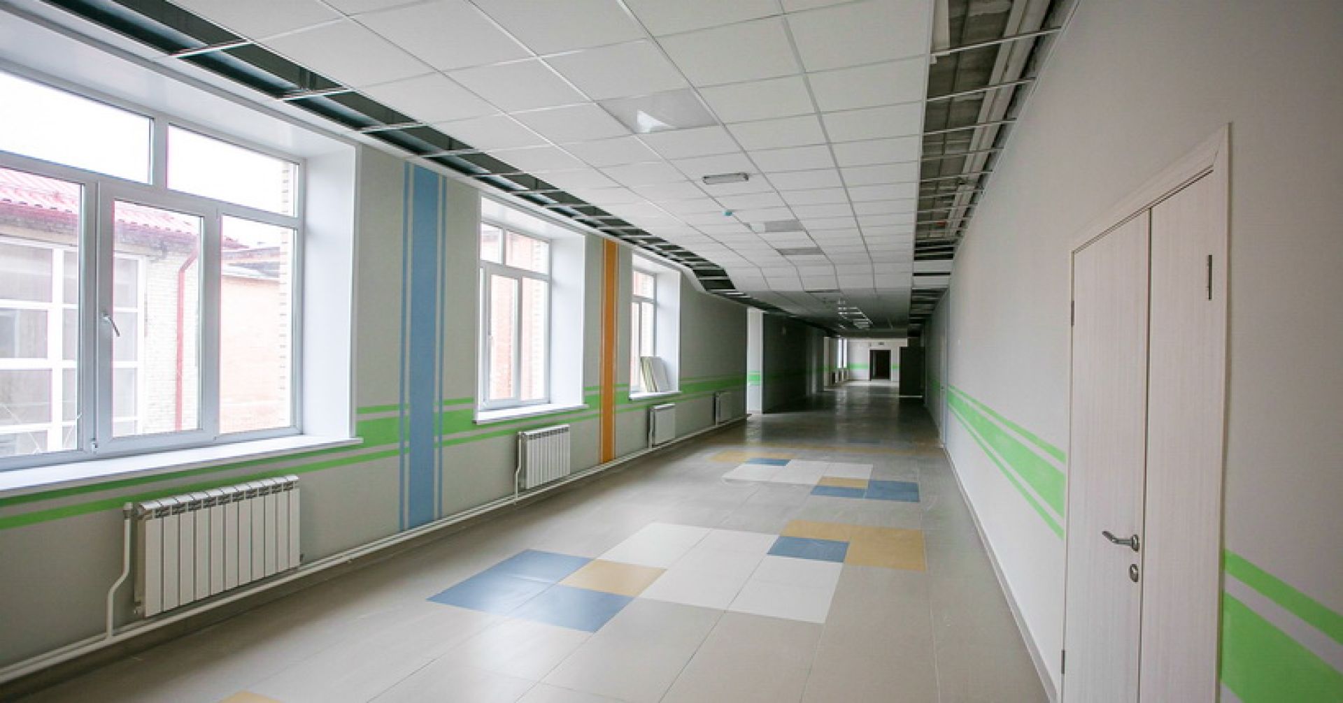 пустой школьный коридор