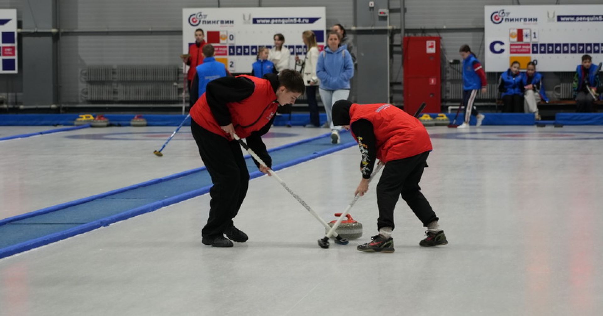 дети играют в кёрлинг