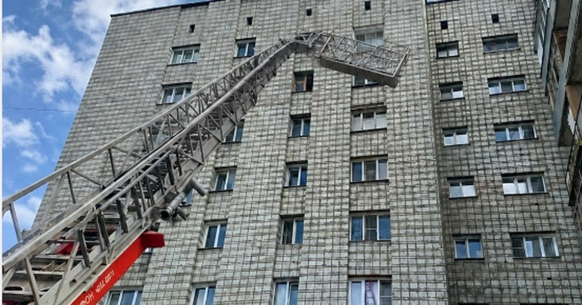 строительная люлька у фасада дома