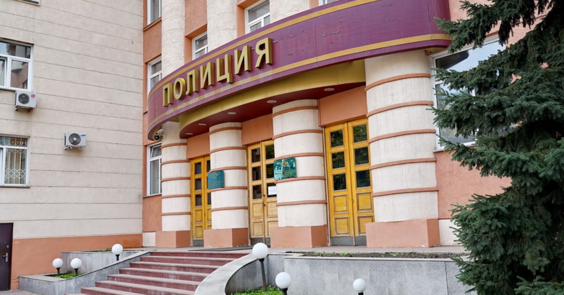 вход в отдел полиции