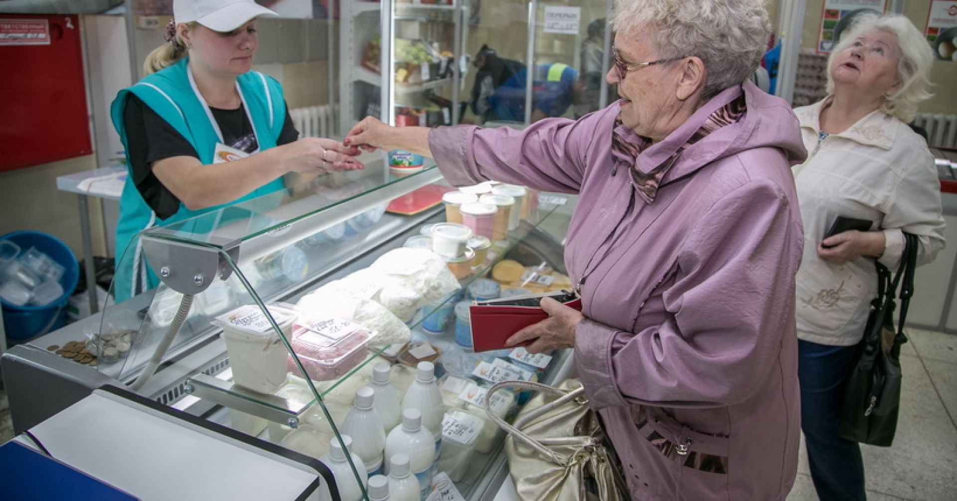 прилавок с молочной продукцией