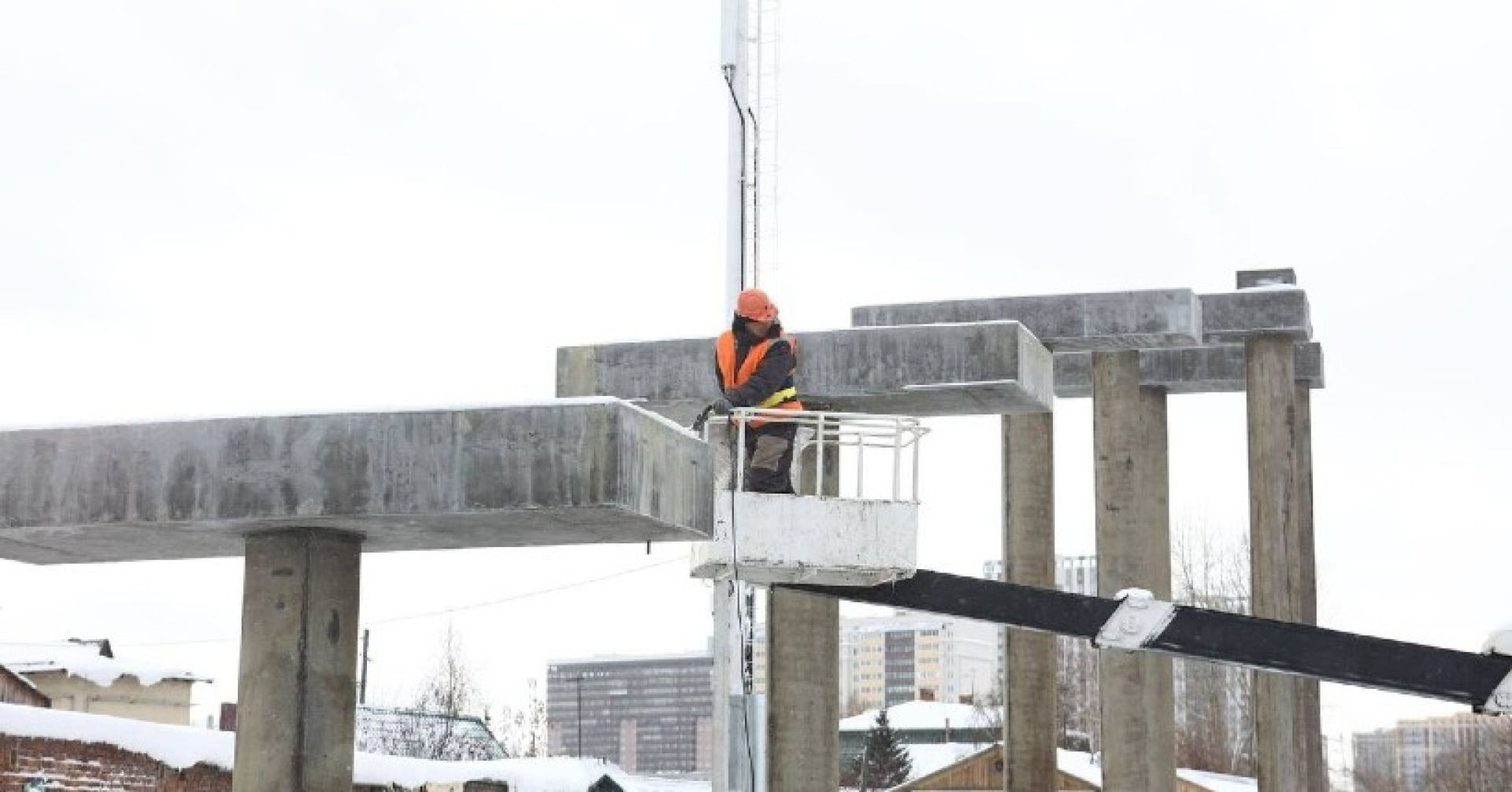 строится мост через улицу Войкова