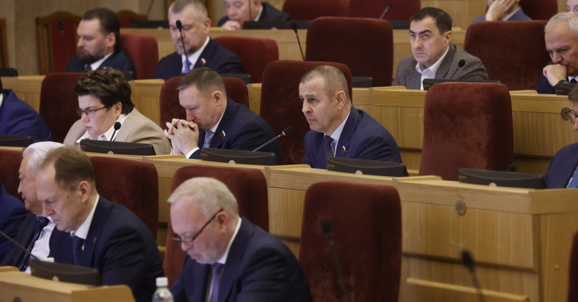 депутаты новосибирского заксобрания на сессии