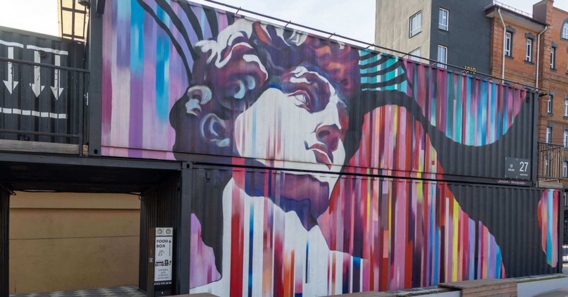 мурал на стене