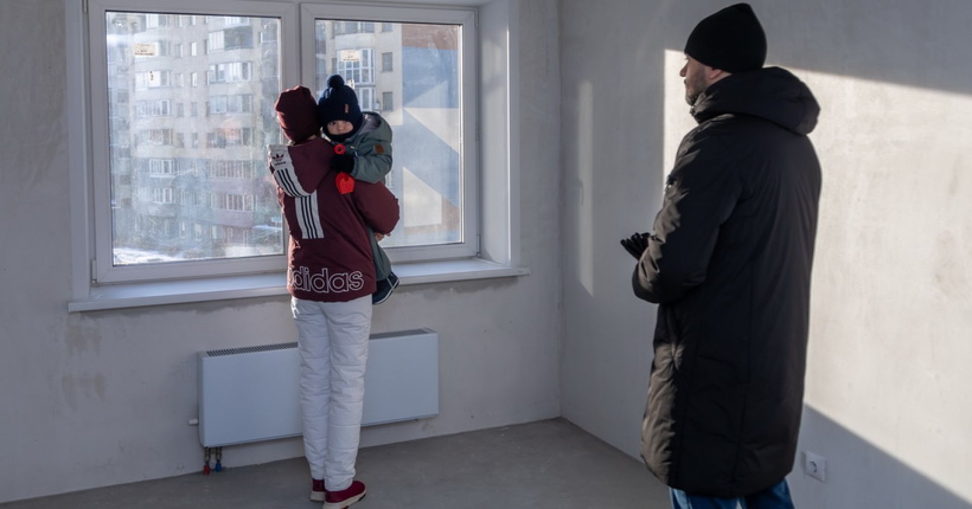 молодая семья в новой квартире
