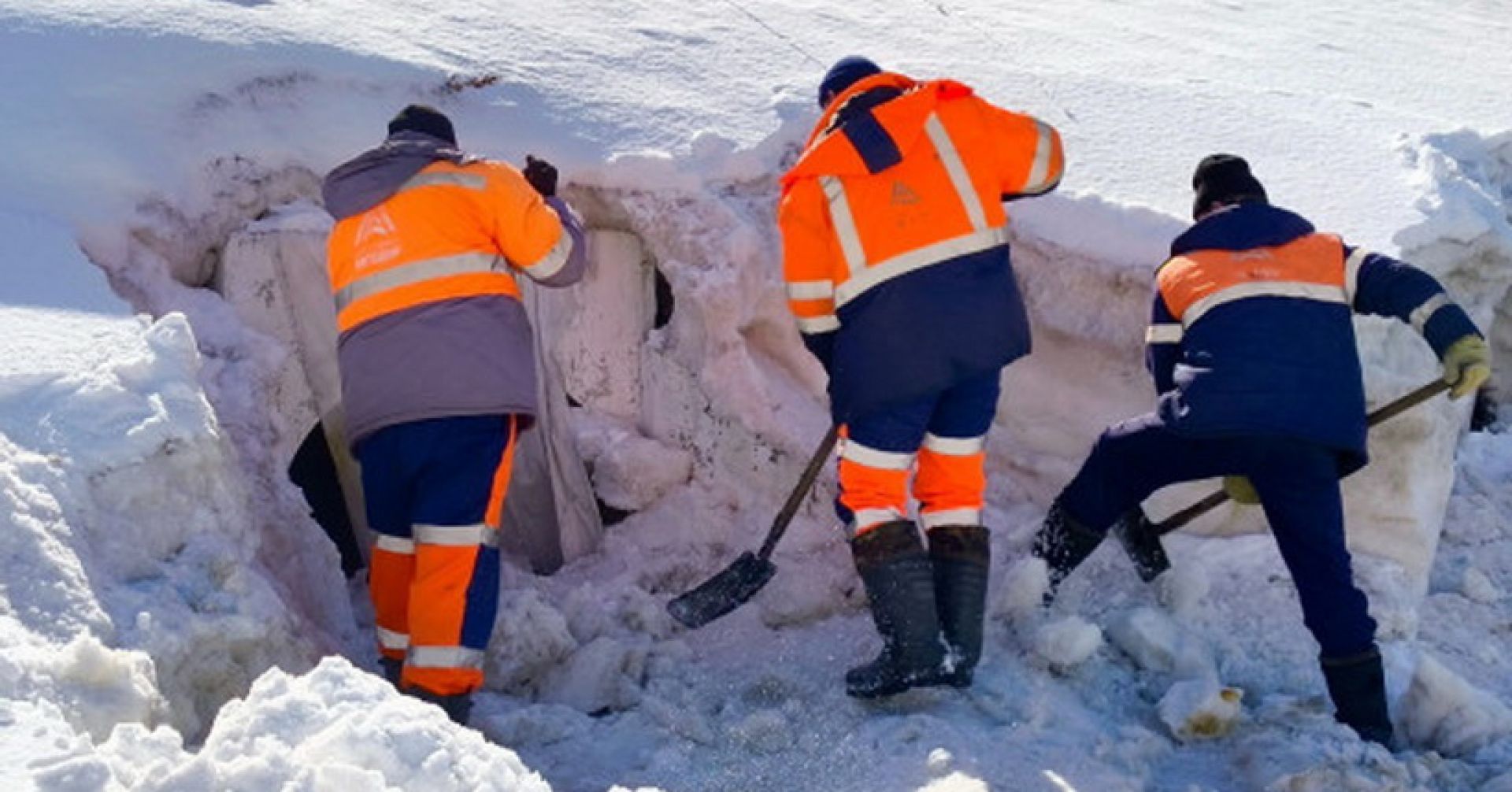 рабочие убирают снег