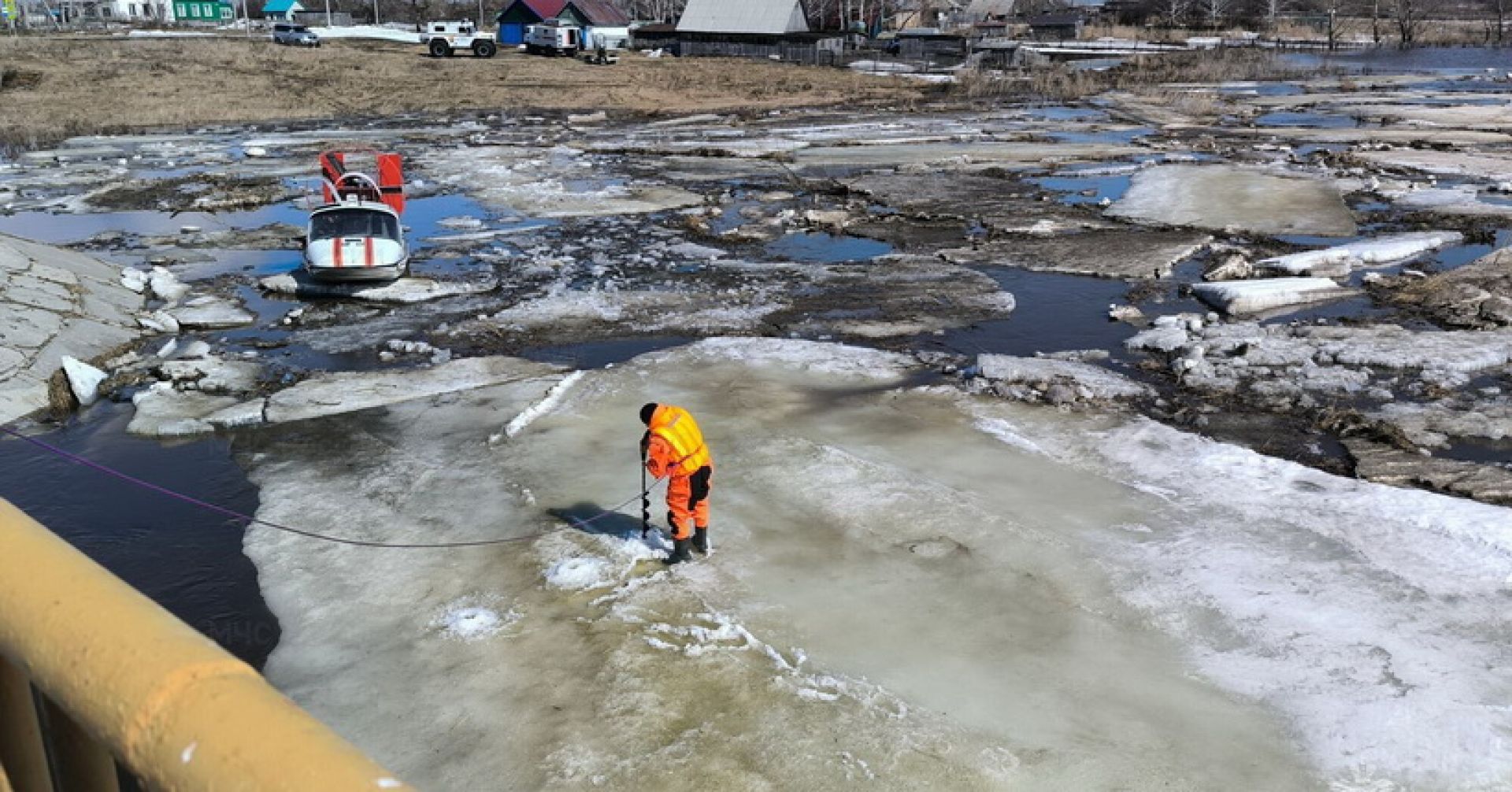 вскрывают лёд на реке