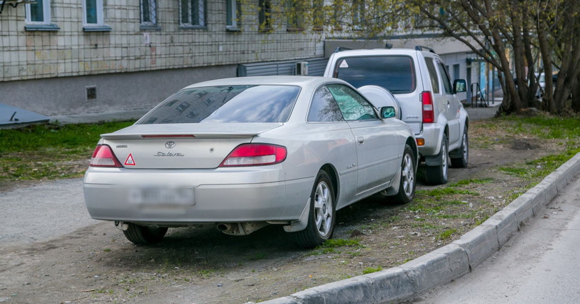 автомобили на газоне