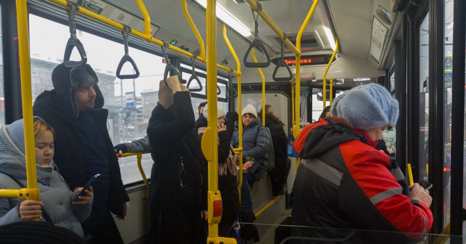 пассажиры в автобусе