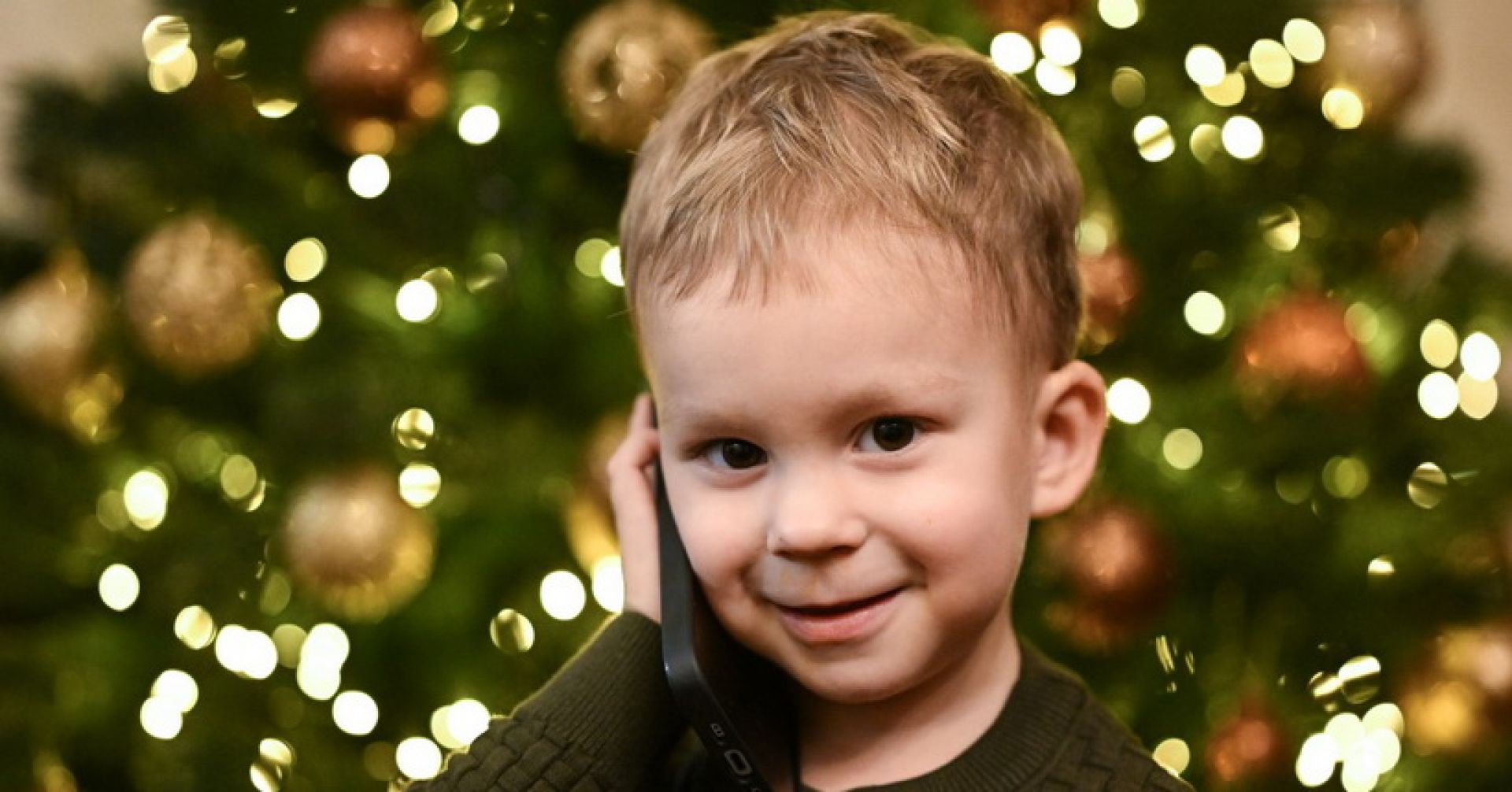 ребёнок звонит по телефону