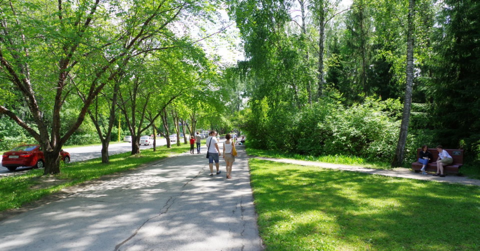 люди гуляют в сквере