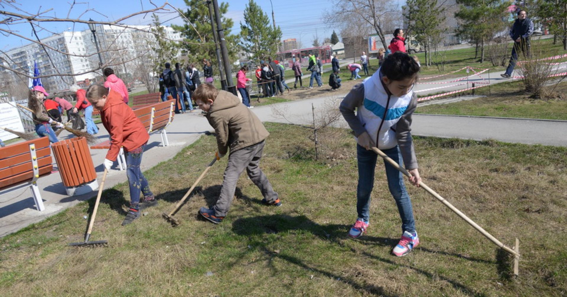 школьники на субботнике