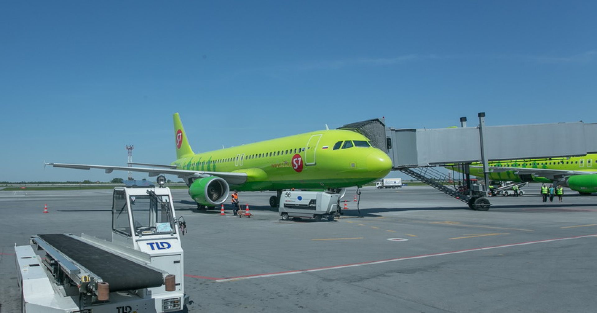 самолёт на взлетном поле