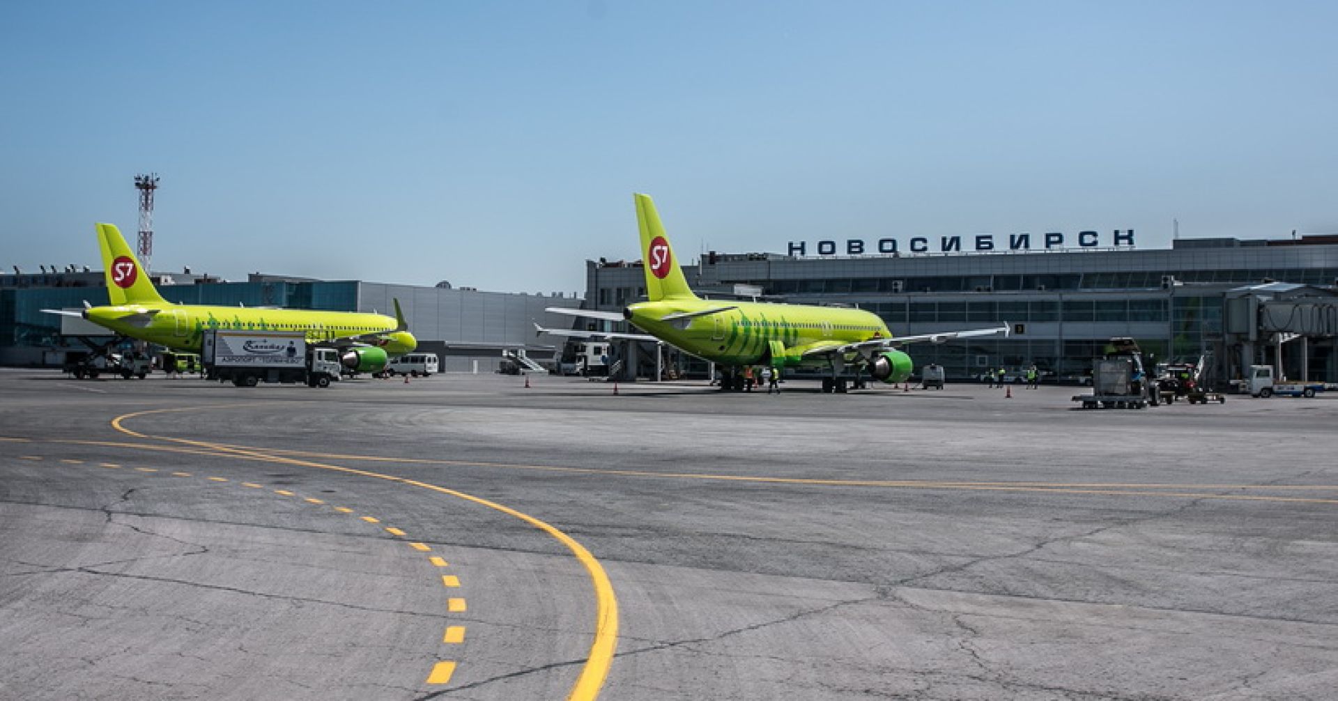 самолёты на лётном поле