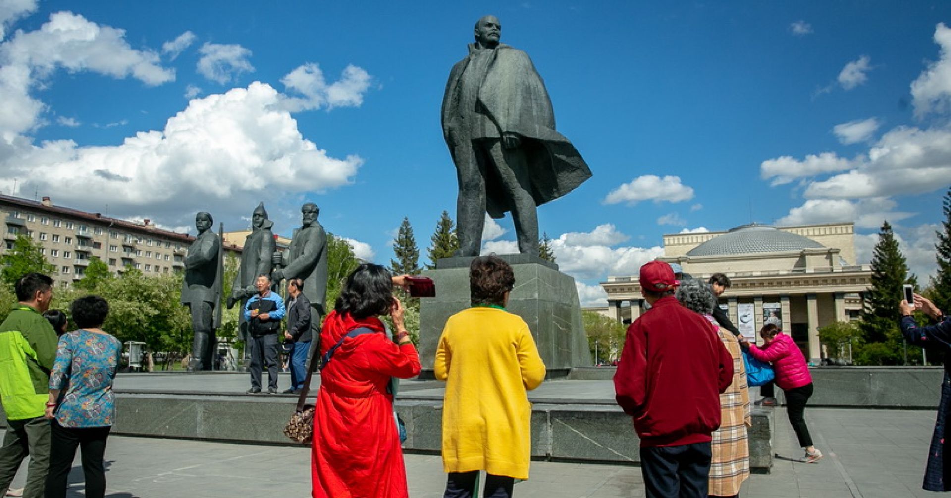 туристы на площади Ленина
