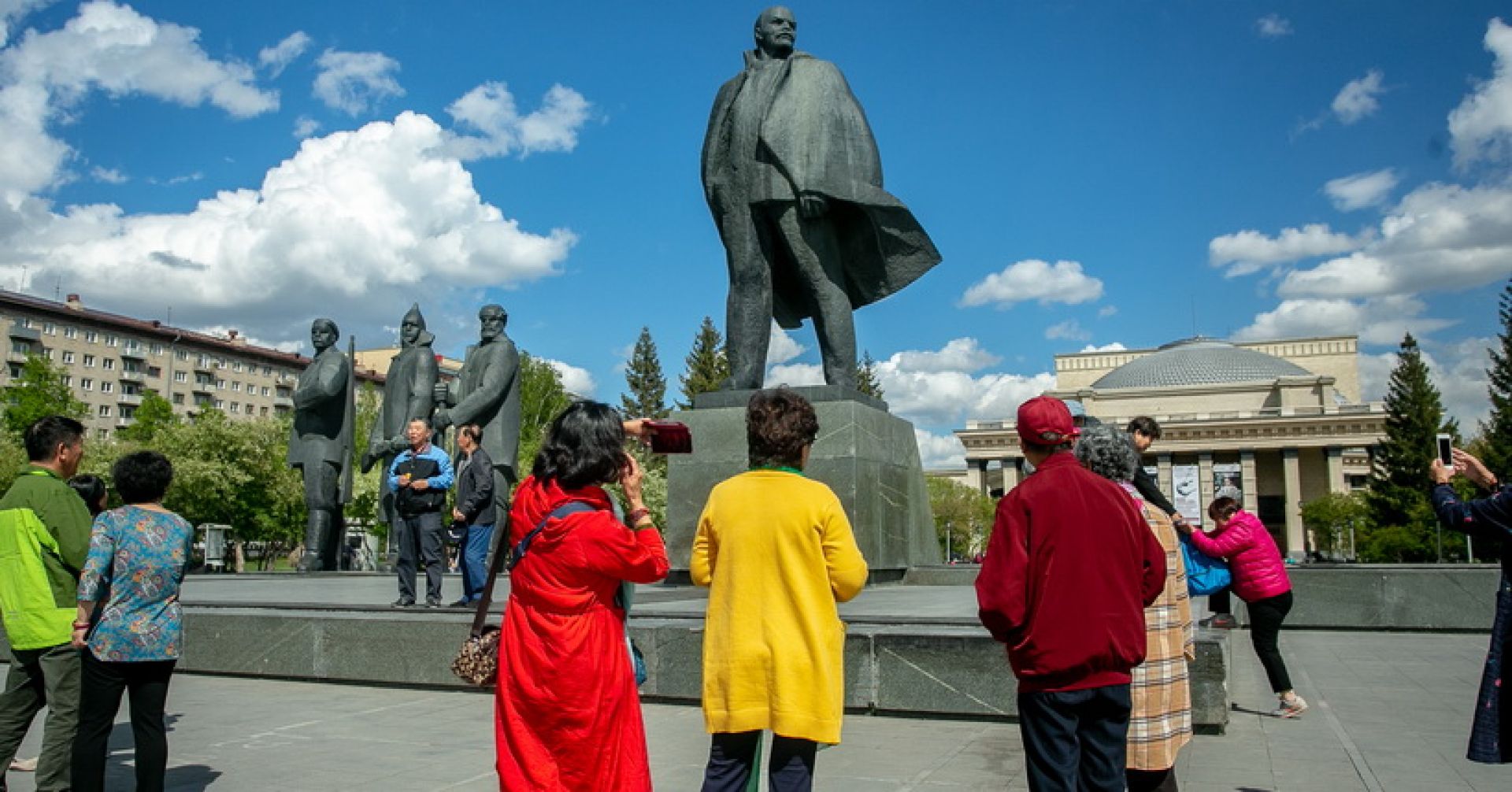 туристы на площади Ленина