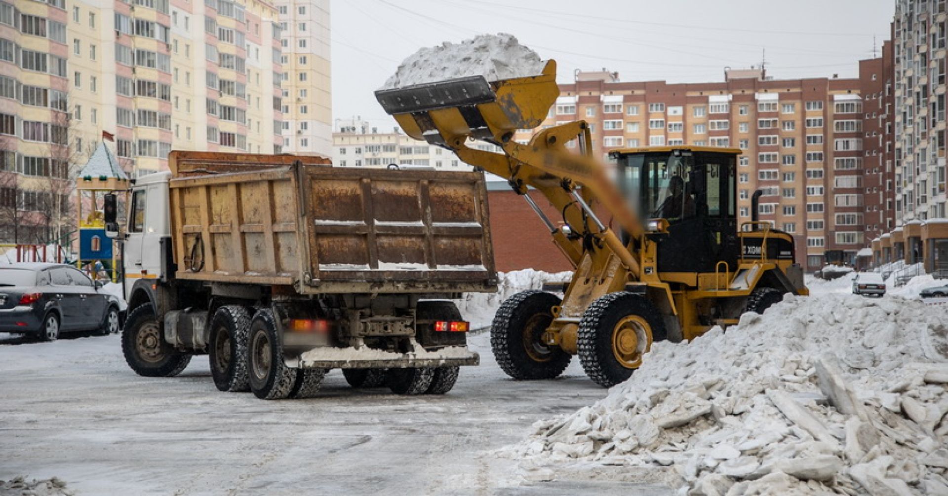 уборка снега во дворе