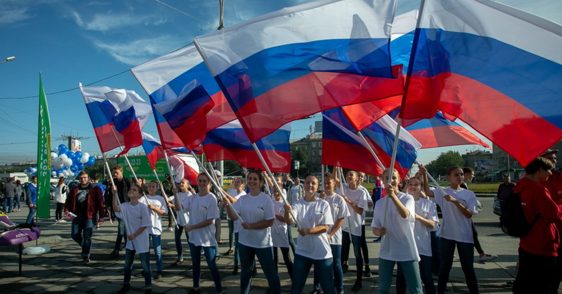 дети с российскими флагами