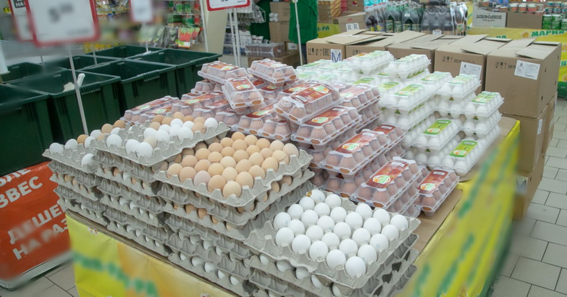 яйца в магазине