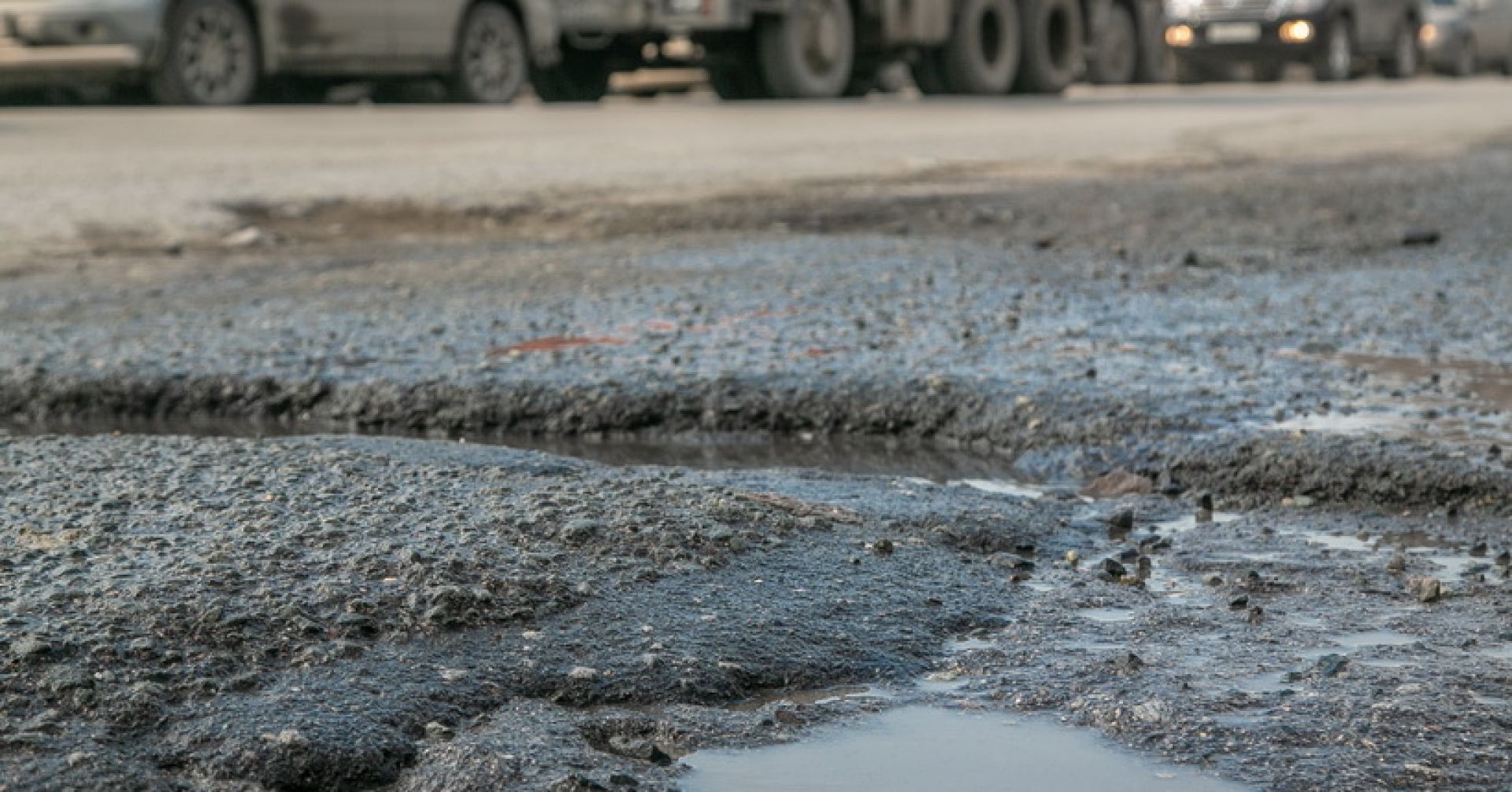 яма на дороге